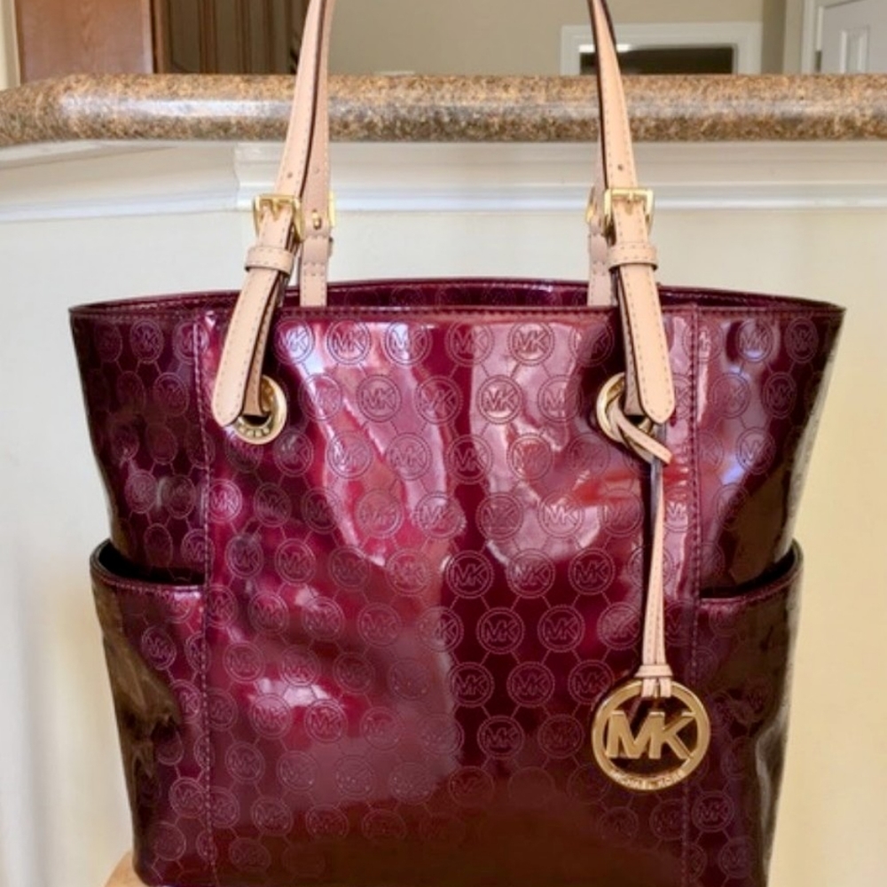 Michael Kors Burgundy Mirror
Metallic Jet Set Tote